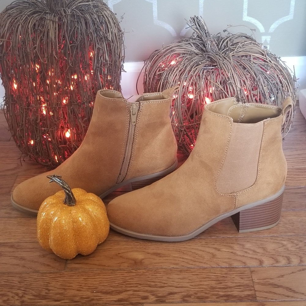 NWOT Gap Chelsea Cognac Chelsea Bootie